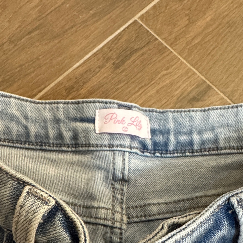 Pink Lily Large Light Wash Distressed Denim Women Shorts - Picture 2 of 5